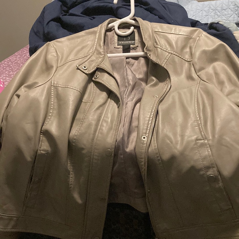 Women’s warm leather jacket in perfect condition and great for every day wear